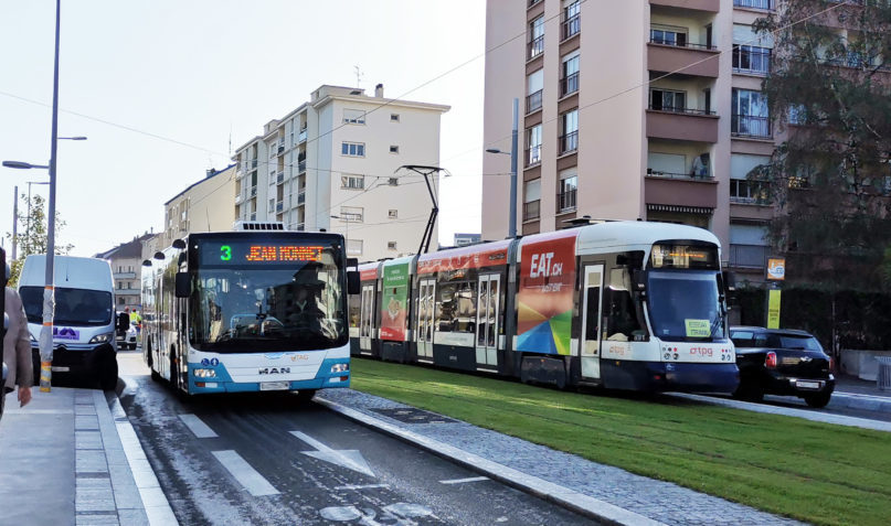 Le tram circulant sur les rails croisant un bus tac
